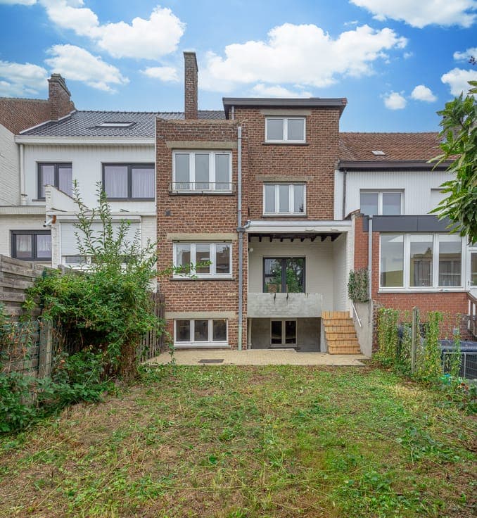 Spacious stylish home with 4 to 5 bedrooms and 2 bathrooms