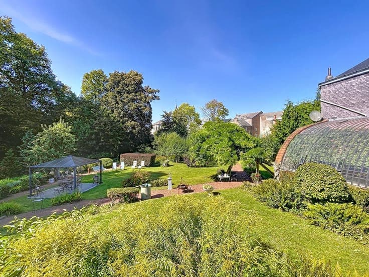 Mansion Florennes: Spacious Home with Beautiful Garden