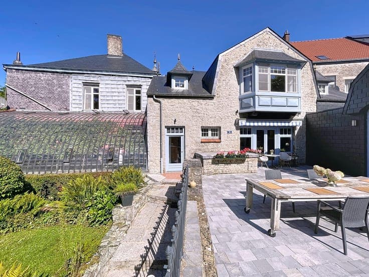 Mansion Florennes: Spacious Home with Beautiful Garden