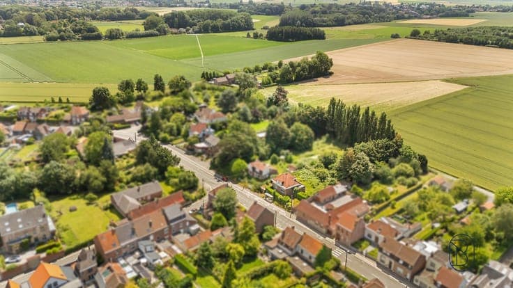 Charmante te renoveren woning, met mooie tuin.
