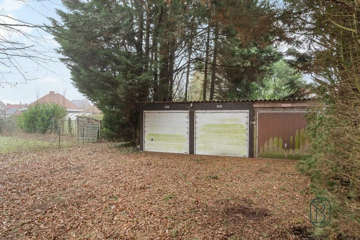 Charmante te renoveren woning, met mooie tuin.