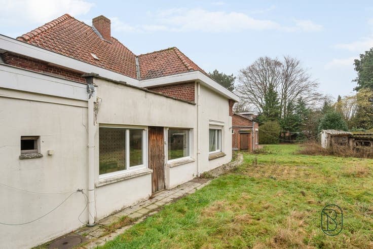 Charmante te renoveren woning, met mooie tuin.