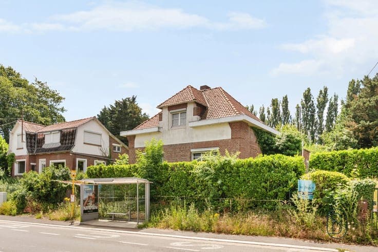 Charmante te renoveren woning, met mooie tuin.