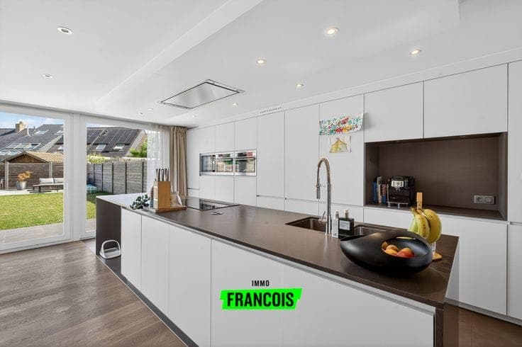 Fully renovated home with 4–5 bedrooms and sunny garden in …