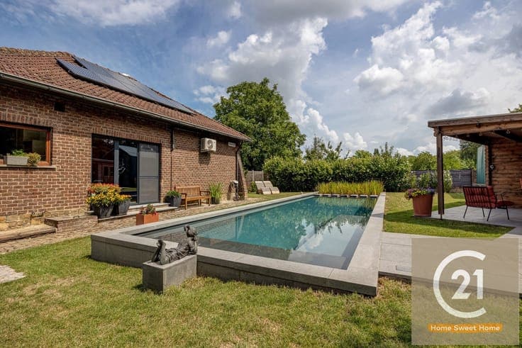 Unique villa with large garden, swimming pool and garage