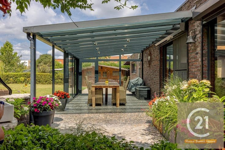 Unique villa with large garden, swimming pool and garage