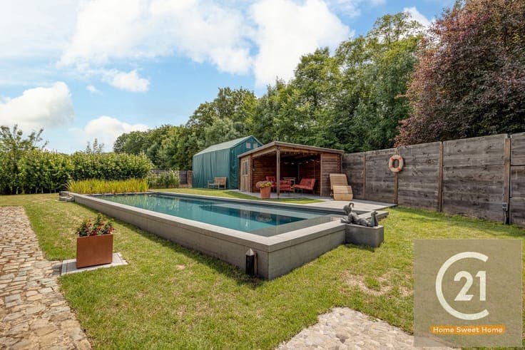 Unique villa with large garden, swimming pool and garage