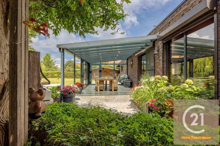 Unique villa with large garden, swimming pool and garage