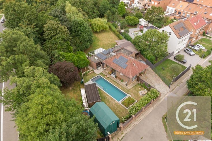 Unique villa with large garden, swimming pool and garage