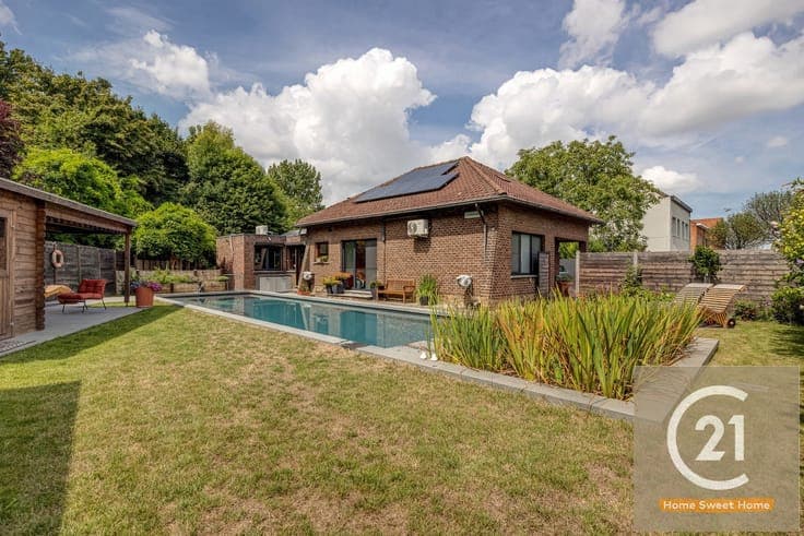 Unique villa with large garden, swimming pool and garage