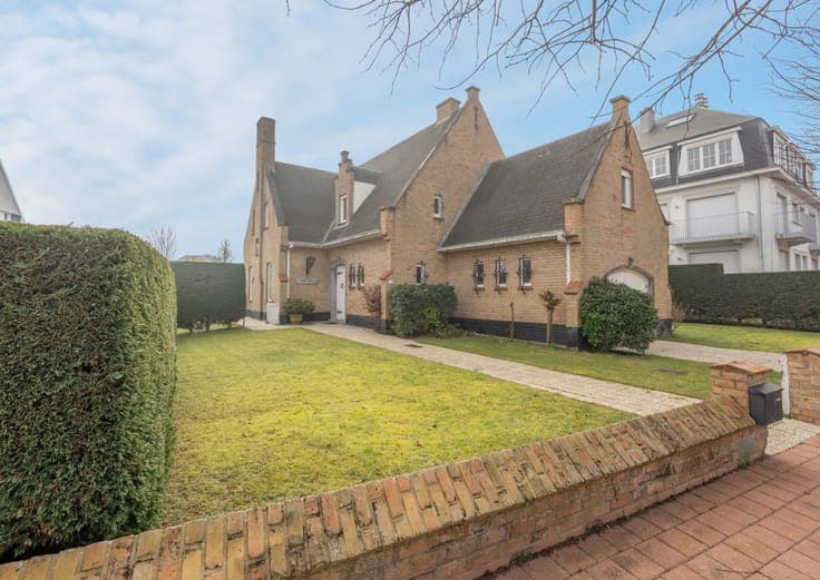 Charming villa to renovate in a prime location near the b...