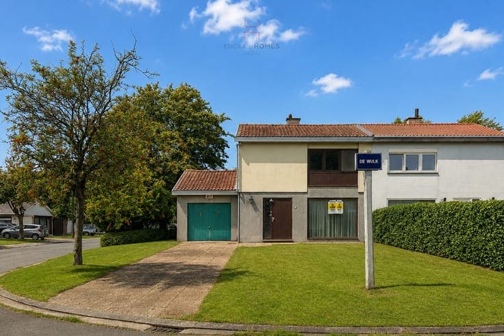 Te renoveren halfopen bebouwing in een residentiële wijk ...