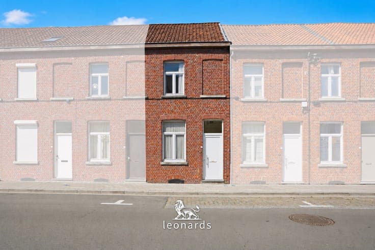 Starter home to renovate with courtyard in Kortrijk.