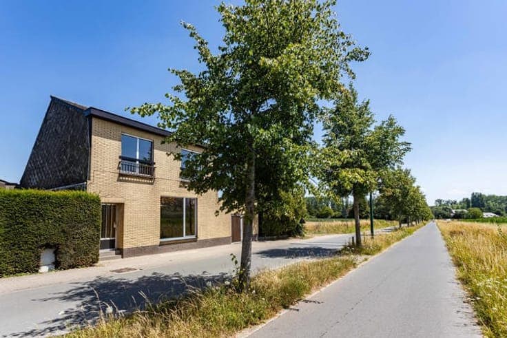 House to renovate with large garden in prime location!