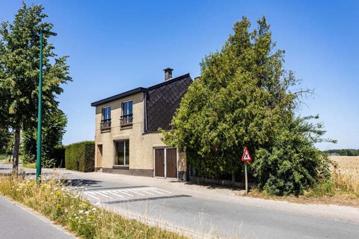 House to renovate with large garden in prime location!