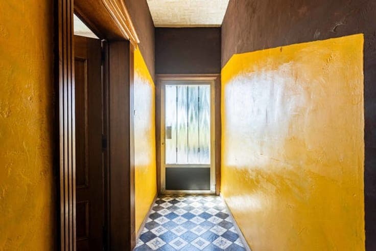 House to renovate with large garden in prime location!