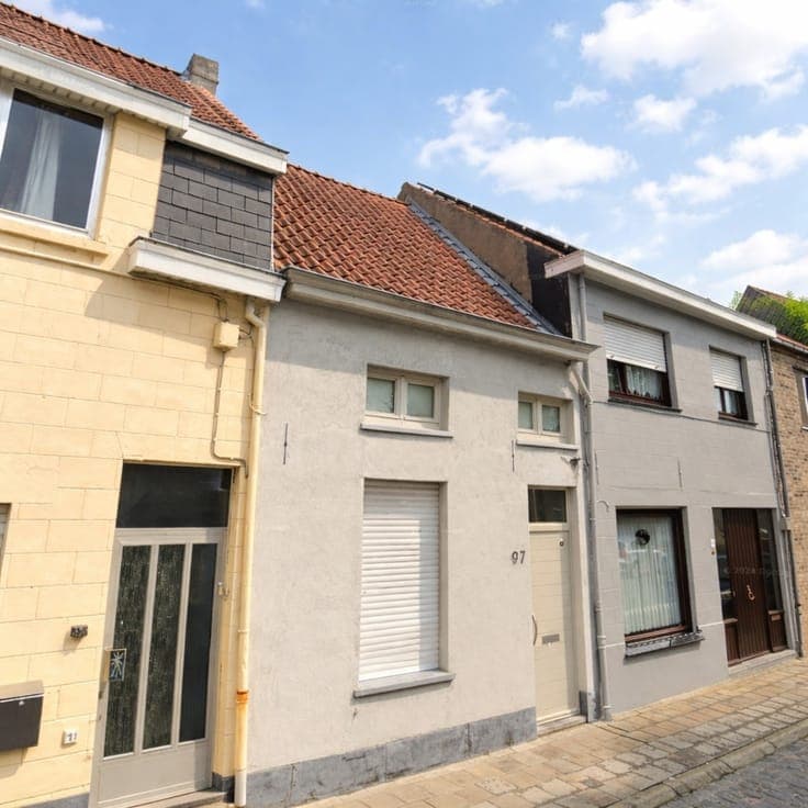Ideaal gelegen toffe rijwoning, vlakbij station met 3 sla...