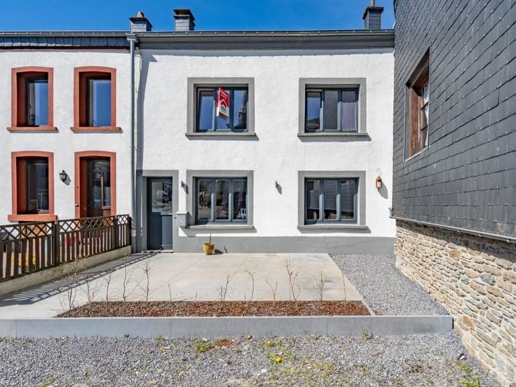 Renovated 3-bedroom house with a terrace in Corbion.