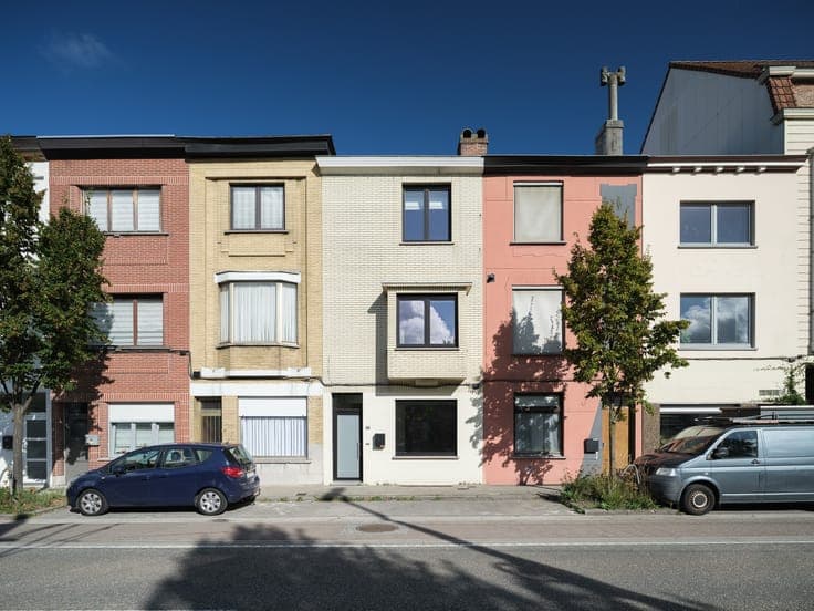 Trendy move-in ready city home with 3 bedrooms close to t...