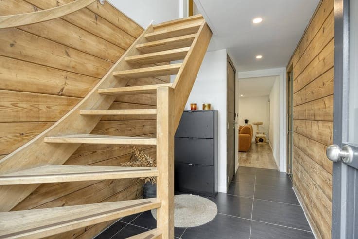 Open building with four bedrooms and beautiful garden in Wuu
