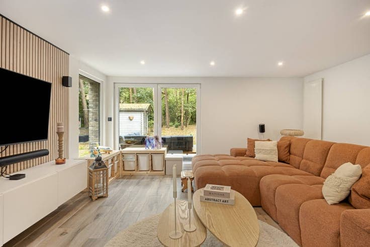 Open building with four bedrooms and beautiful garden in Wuu