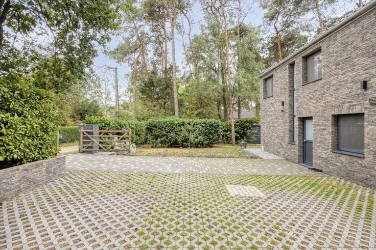 Open building with four bedrooms and beautiful garden in Wuu