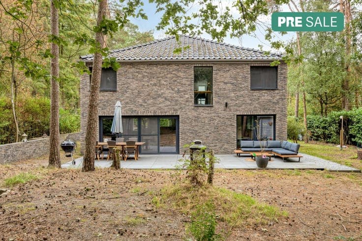 Open building with four bedrooms and beautiful garden in Wuu