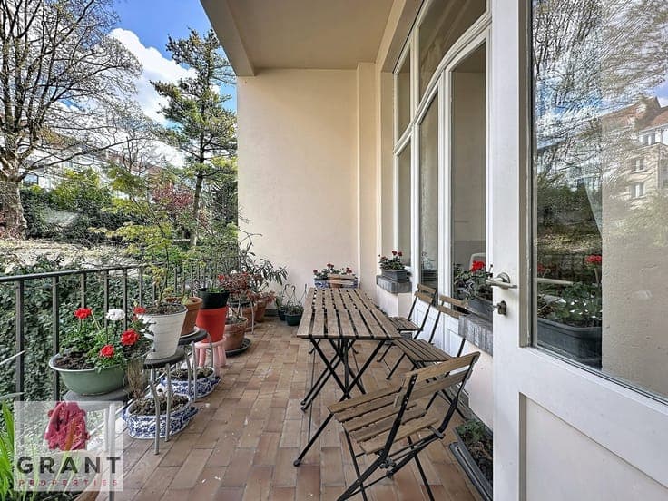 Mansion of +- 550m², garden and back house of +-100m²