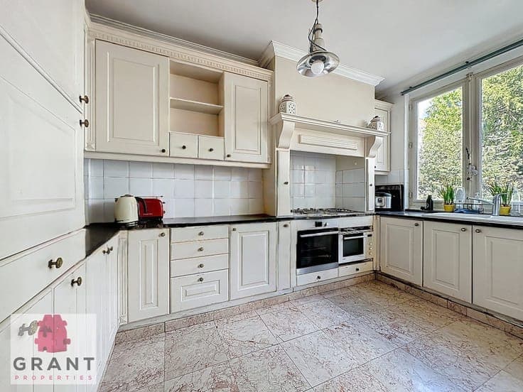 Mansion of +- 550m², garden and back house of +-100m²