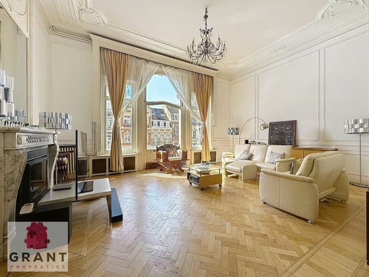Mansion of +- 550m², garden and back house of +-100m²
