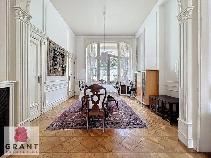 Mansion of +- 550m², garden and back house of +-100m²