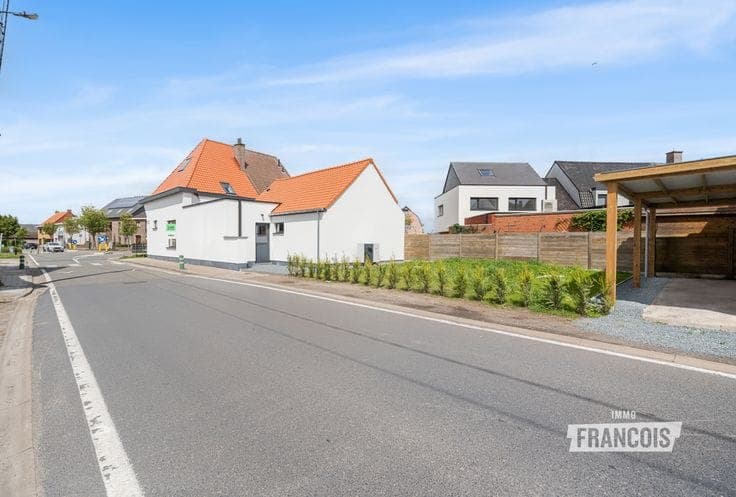 Fully renovated house with the possibility of 3 bedrooms in…