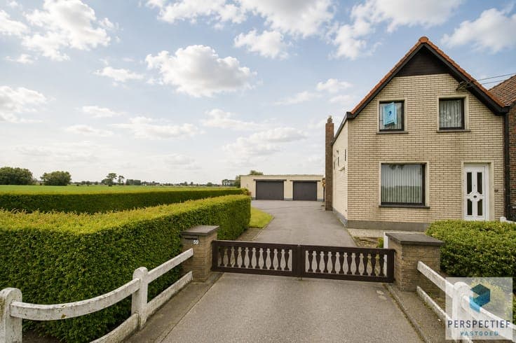Te renoveren woning met rondom landelijke uitzichten