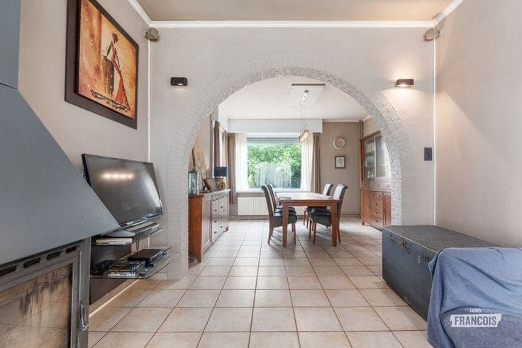 Ruime woning met 6 slaapkamers, loods en paardenstalling op…