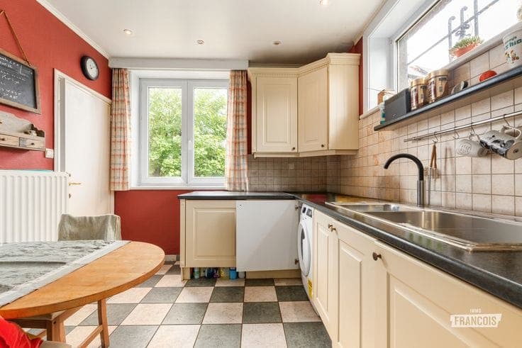 Ruime woning met 6 slaapkamers, loods en paardenstalling op…