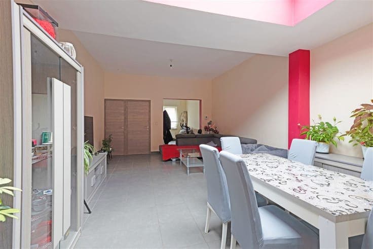 Move-in ready home with spacious garden in prime location in