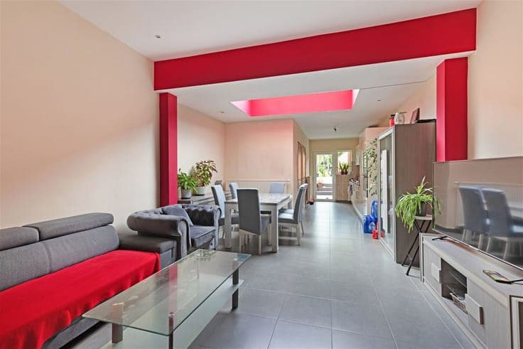 Move-in ready home with spacious garden in prime location in