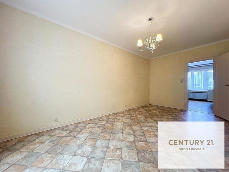 Spacious house in need of renovation. 350m², 6 bedrooms, 3 b