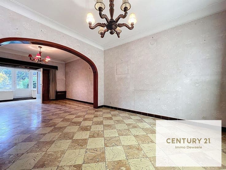 Spacious house in need of renovation. 350m², 6 bedrooms, 3 b