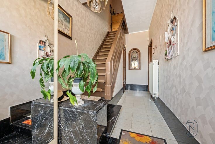 Move-in-ready 3-bedroom home with 2 garages, a yard, and bui