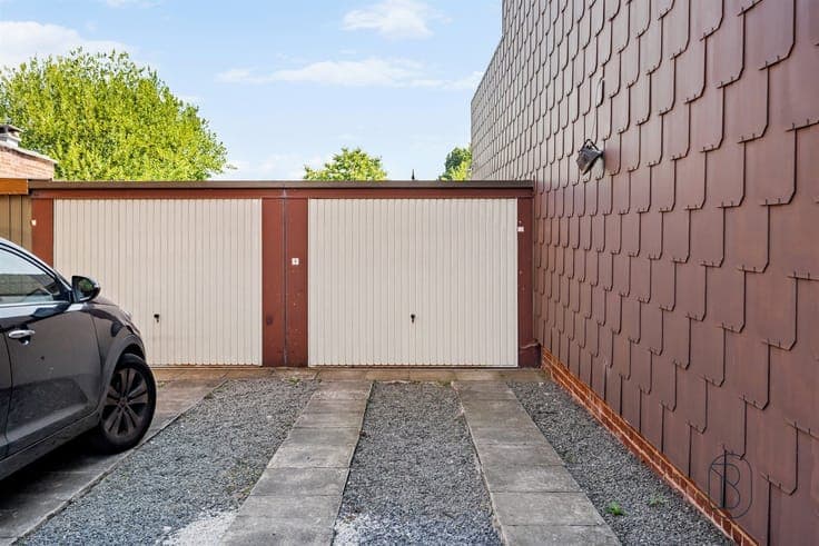 Move-in-ready 3-bedroom home with 2 garages, a yard, and bui