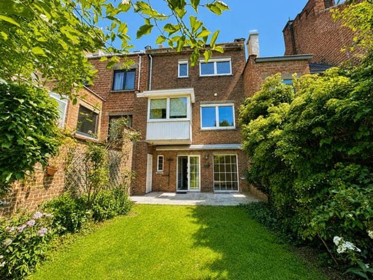 HOUSE WITH GARDEN AND GARAGE