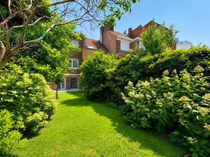 HOUSE WITH GARDEN AND GARAGE