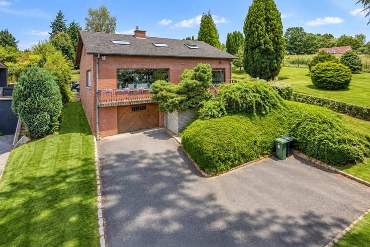 Perfectly maintained villa in a quiet street