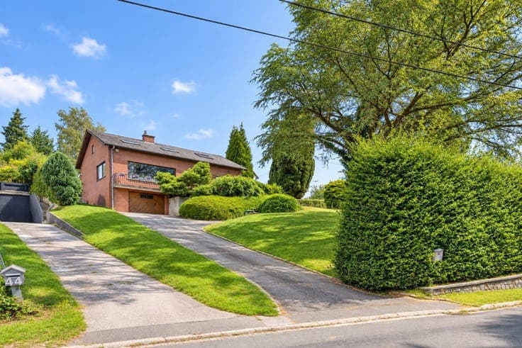 Perfectly maintained villa in a quiet street
