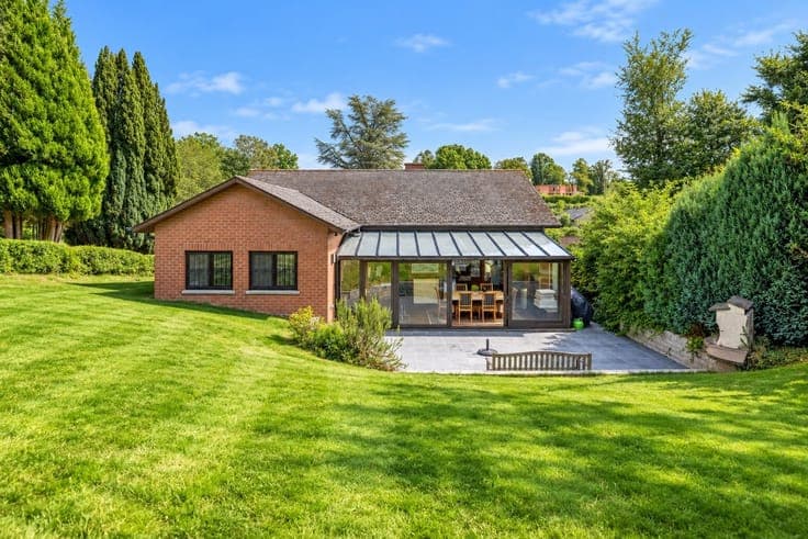 Perfectly maintained villa in a quiet street