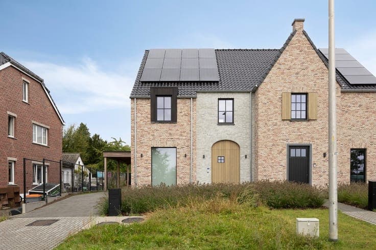 Recente halfopen bebouwing met 3 slaapkamers en carport