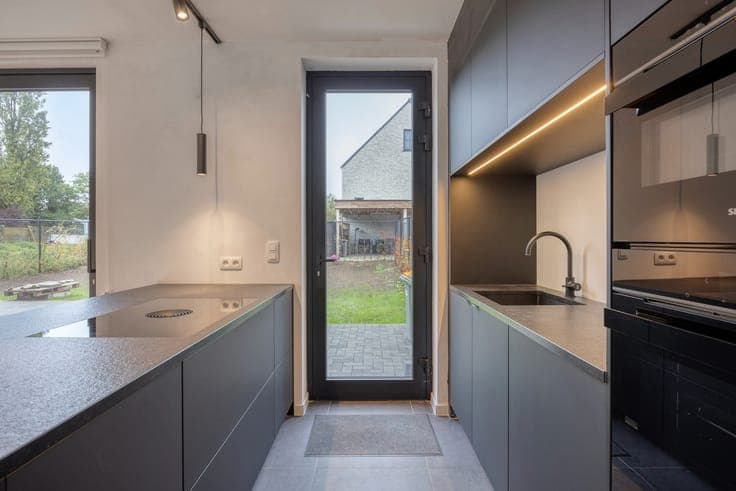 Recente halfopen bebouwing met 3 slaapkamers en carport