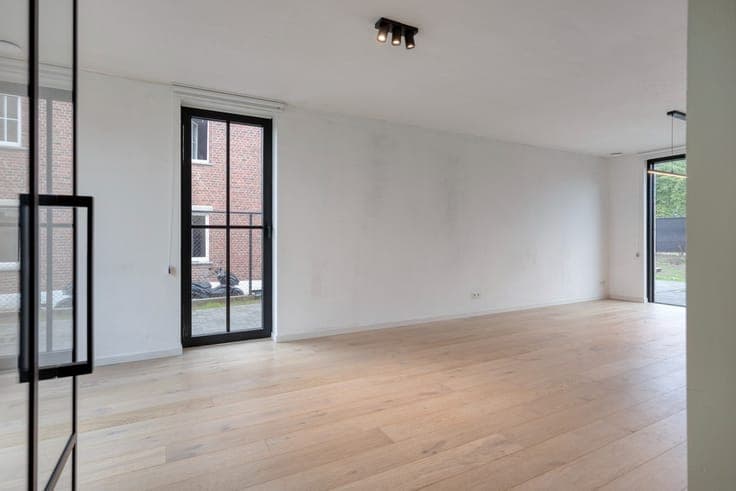 Recente halfopen bebouwing met 3 slaapkamers en carport
