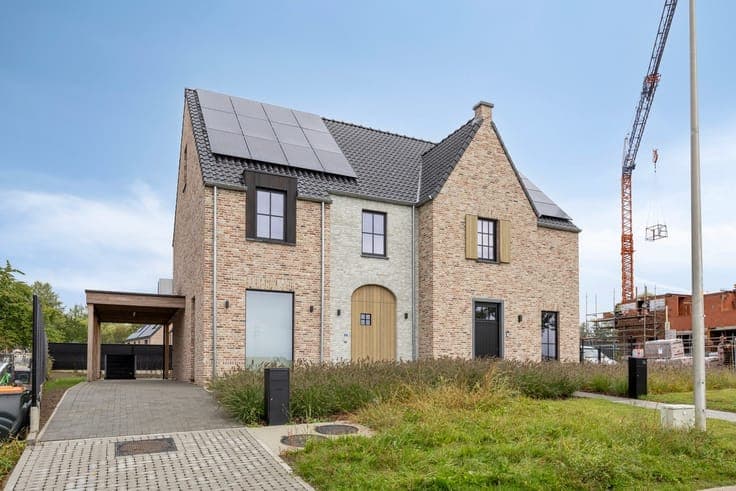 Recente halfopen bebouwing met 3 slaapkamers en carport